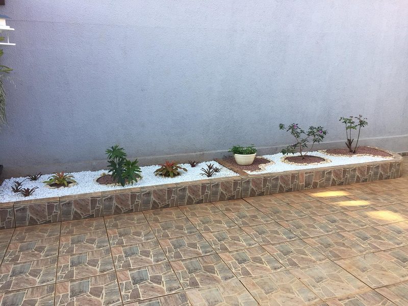 Ideias de decoração de jardim em Águas de Santa Bárbara: canteiro com seixo branco e plantas pequenas, por Greg Garden Paisagismo