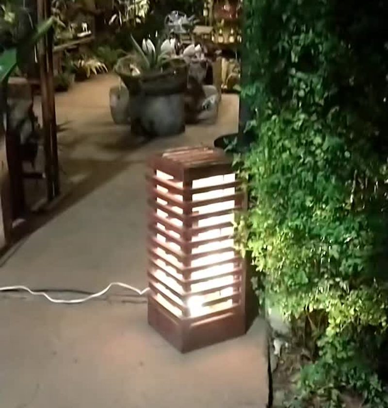 Ideias de decoração de jardim em Cerqueira César: caminho iluminado com luminária e jardim vertical, por Greg Garden Paisagismo