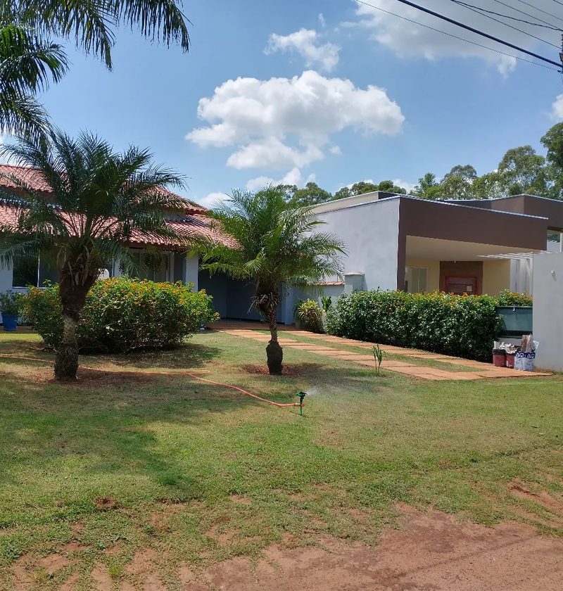 Onde comprar palmeiras em Águas de Santa Bárbara: casa com palmeiras e gramado com aspersor, por Greg Garden Paisagismo