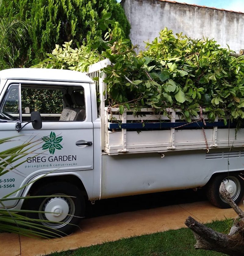 Onde comprar plantas em Óleo: kombi da Greg Garden carregada de plantas, por Greg Garden Paisagismo