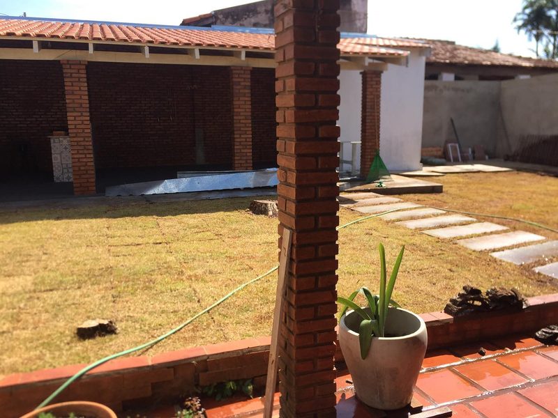 Paisagismo para áreas externas em Cerqueira César: quintal com gramado e caminho de lajotas, por Greg Garden Paisagismo