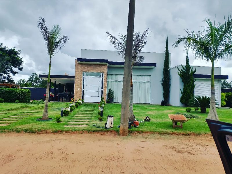 Paisagismo para quintais em Bernardino de Campos: casa com gramado, pisantes e palmeiras, por Greg Garden Paisagismo