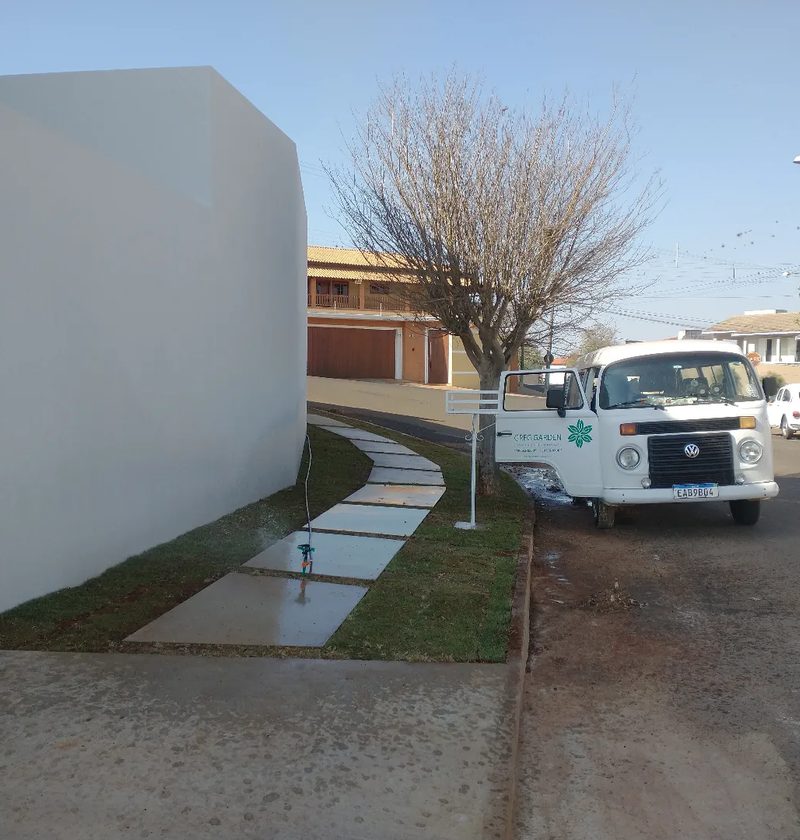 Serviço de jardinagem em Batista Botelho: caminho de pedras no gramado, Kombi da empresa, por Greg Garden Paisagismo